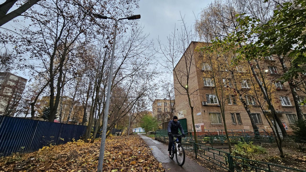 На пешеходной дорожке по ул. Железнякова в Долгопрудном теперь светло даже ночью На пешеходной дорожке по ул. Железнякова в Долгопрудном теперь светло даже ночью