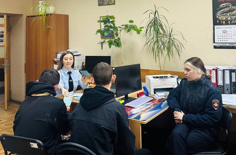 В целях снижения уровня детской дорожной аварийности сотрудники отдела Госавтоинспекции и подразделения по делам несовершеннолетних проводят адресную разъяснительную работу с детьми и подростками, состоящими на...