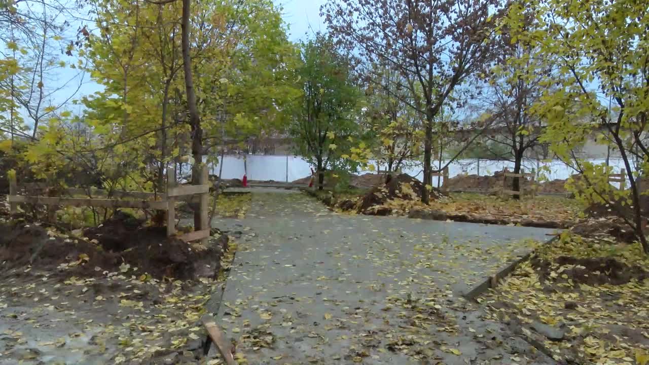 В Реутове идёт активная работа по благоустройству сквера на улице Октября