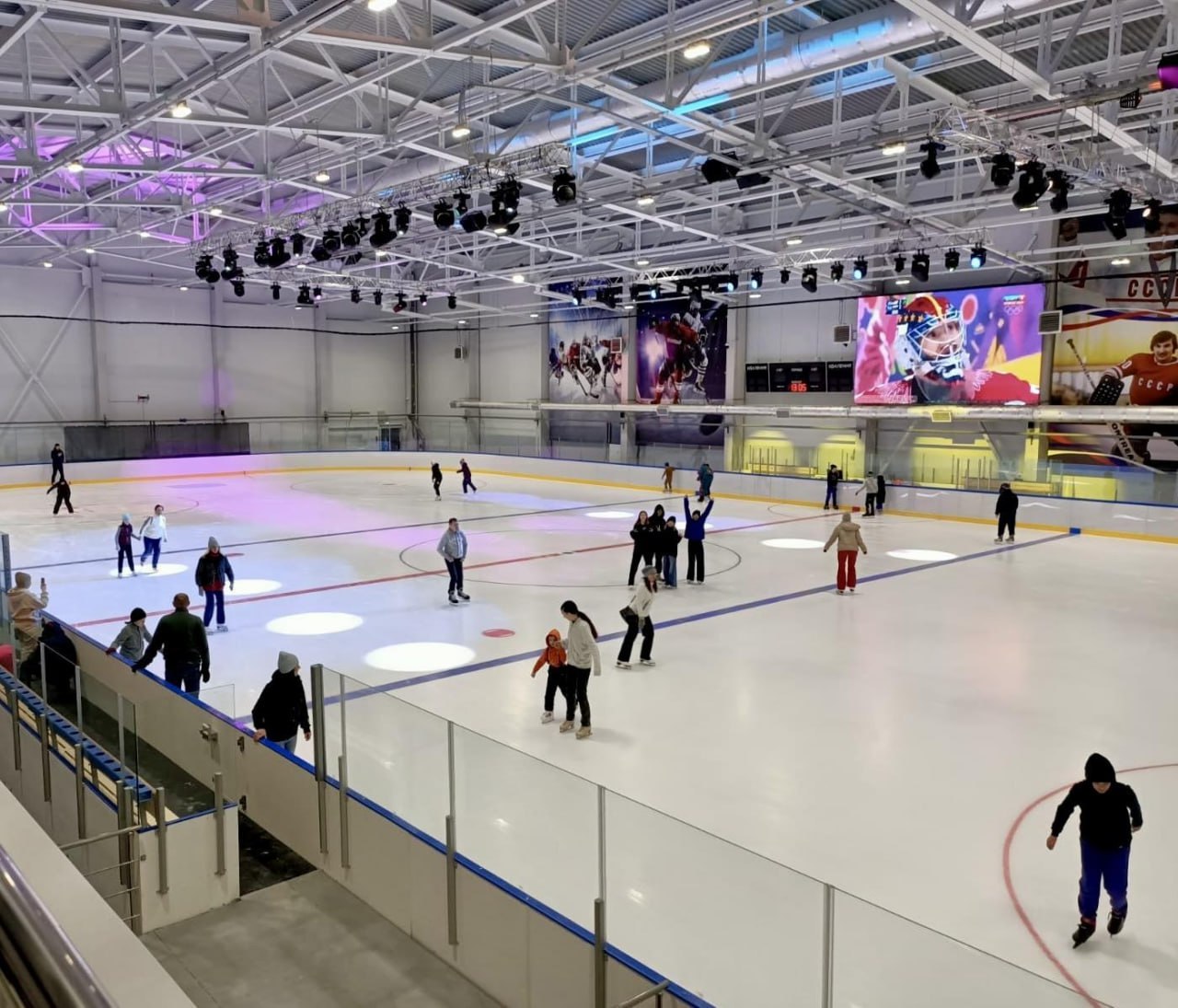 Где в Домодедово можно покататься на коньках?