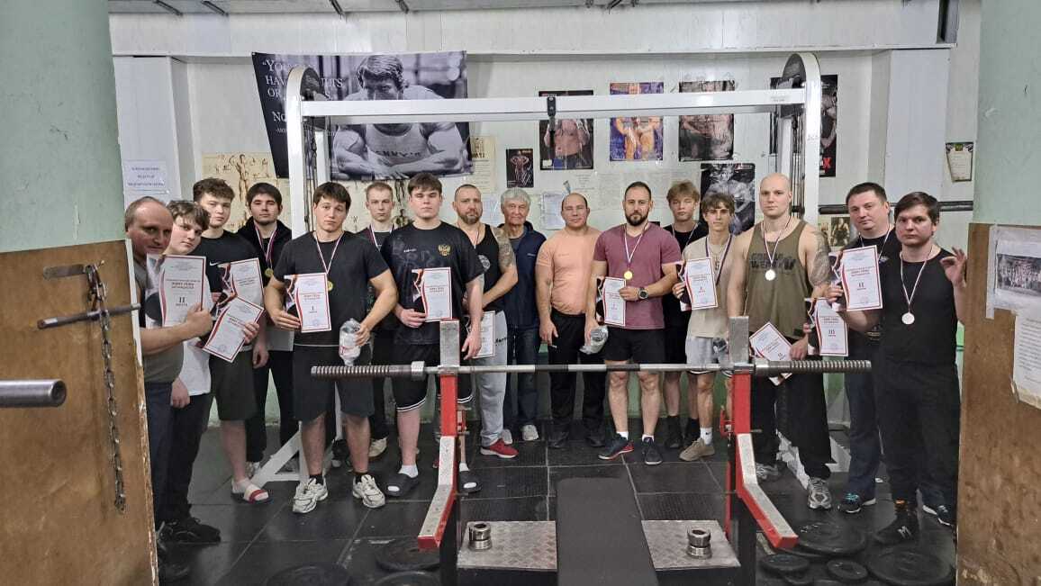 В старейшем в Жуковском тренажерном зале молодежного центра «Дружба» на ул. Маяковского, дом 20, прошли очередные соревнования по жиму лежа, посвященные Дню народного единства В старейшем в Жуковском тренажерном зале молодежного центра «Дружба» на ул. Маяковского, дом 20, прошли очередные соревнования по жиму лежа, посвященные Дню народного единства