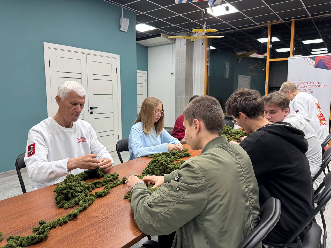 «Волонтеры Подмосковья» связали теплые шарфы для наших военнослужащих «Волонтеры Подмосковья» связали теплые шарфы для наших военнослужащих