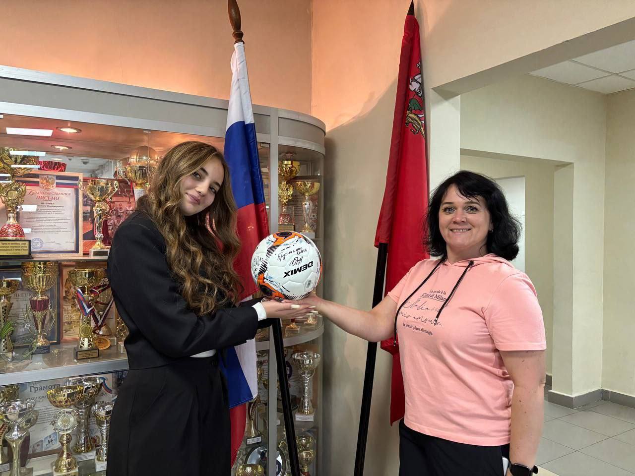 В честь дня открытия Чеховской школьной лиги был объявлен старт розыгрыша уникального трофея: футбольного мяча с личными автографами амбассадоров Школьной Лиги-чемпионов и легенд Чехова! В честь дня открытия Чеховской школьной лиги был объявлен старт розыгрыша уникального трофея: футбольного мяча с личными автографами амбассадоров Школьной Лиги-чемпионов и легенд Чехова!