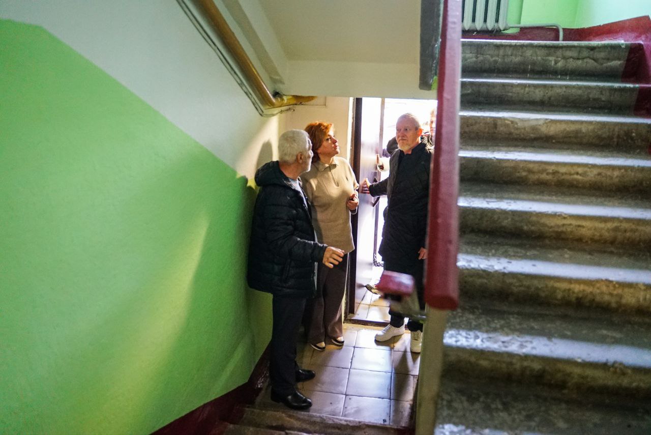 Жители и депутаты проверяют итоги работ по ремонту подъездов в Химках Жители и депутаты проверяют итоги работ по ремонту подъездов в Химках