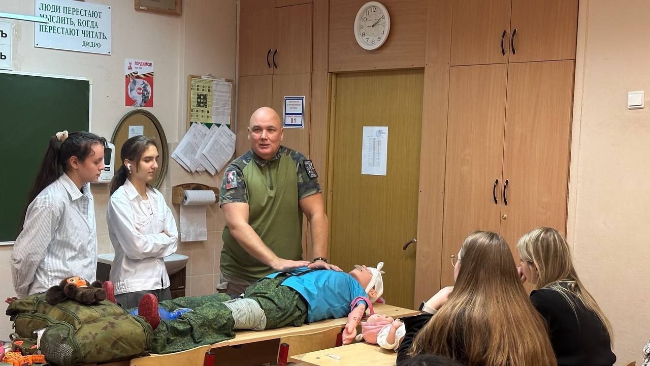 Фельдшер научил школьников оказывать первую помощь Фельдшер научил школьников оказывать первую помощь