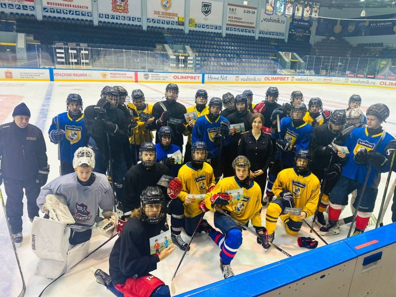 В рамках социального раунда «Засветись!» сотрудники Госавтоинспекции проводят профилактические беседы с воспитанниками спортивных секций