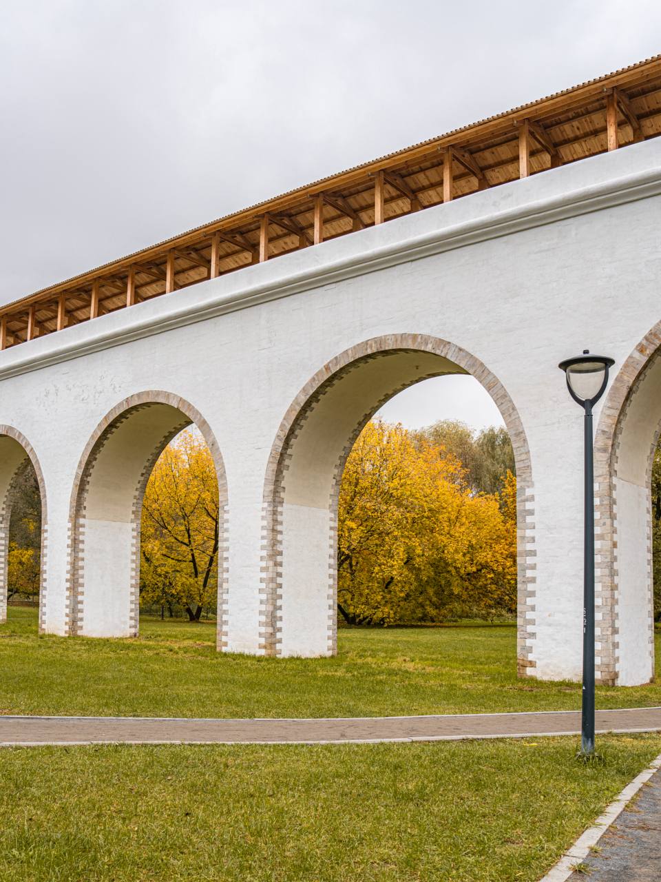 На моих фото Ростокинский акведук этой осенью На моих фото Ростокинский акведук этой осенью