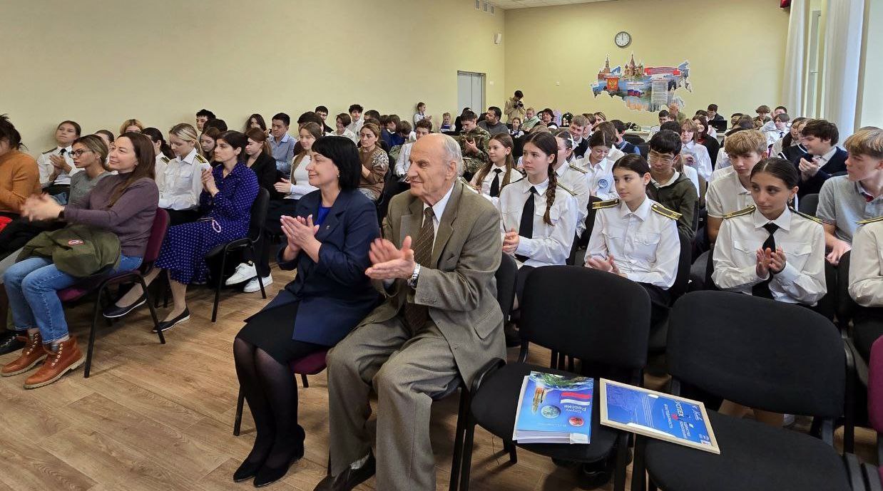 Школьники поздравили легенду отечественного ракетостроения Виктора Семёнова с Днём рождения Школьники поздравили легенду отечественного ракетостроения Виктора Семёнова с Днём рождения