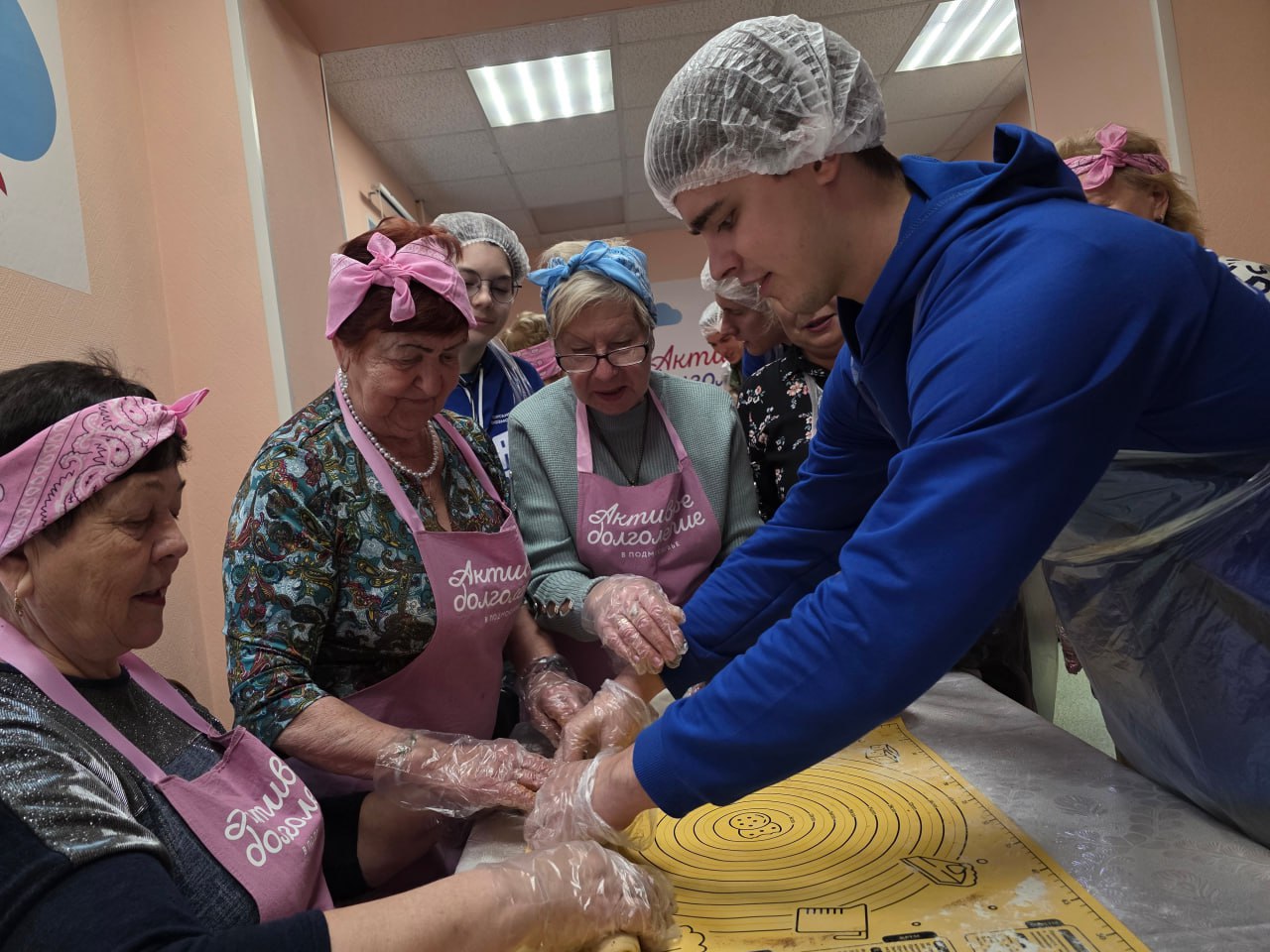 Игорь Сухин: Мастер-класс по душам. Молодогвардейцы и участники клуба «Активное долголетие» объединились, чтобы отметить День бабушек и дедушек Игорь Сухин: Мастер-класс по душам. Молодогвардейцы и участники клуба «Активное долголетие» объединились, чтобы отметить День бабушек и дедушек