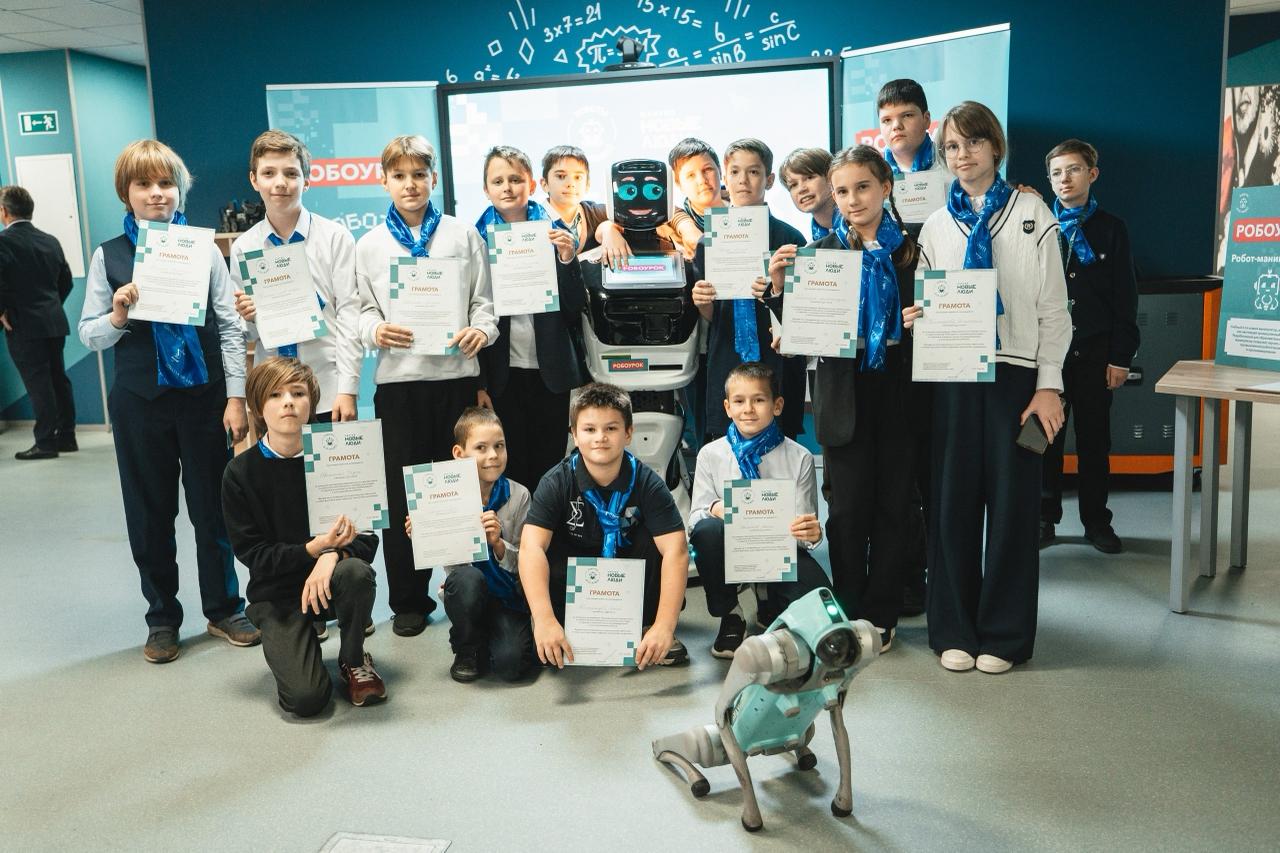 Роботы — детям. Сегодня, в канун Дня инженера, «Новые люди» провели в Москве и Подмосковье первые «Робоуроки» для школьников Роботы — детям. Сегодня, в канун Дня инженера, «Новые люди» провели в Москве и Подмосковье первые «Робоуроки» для школьников