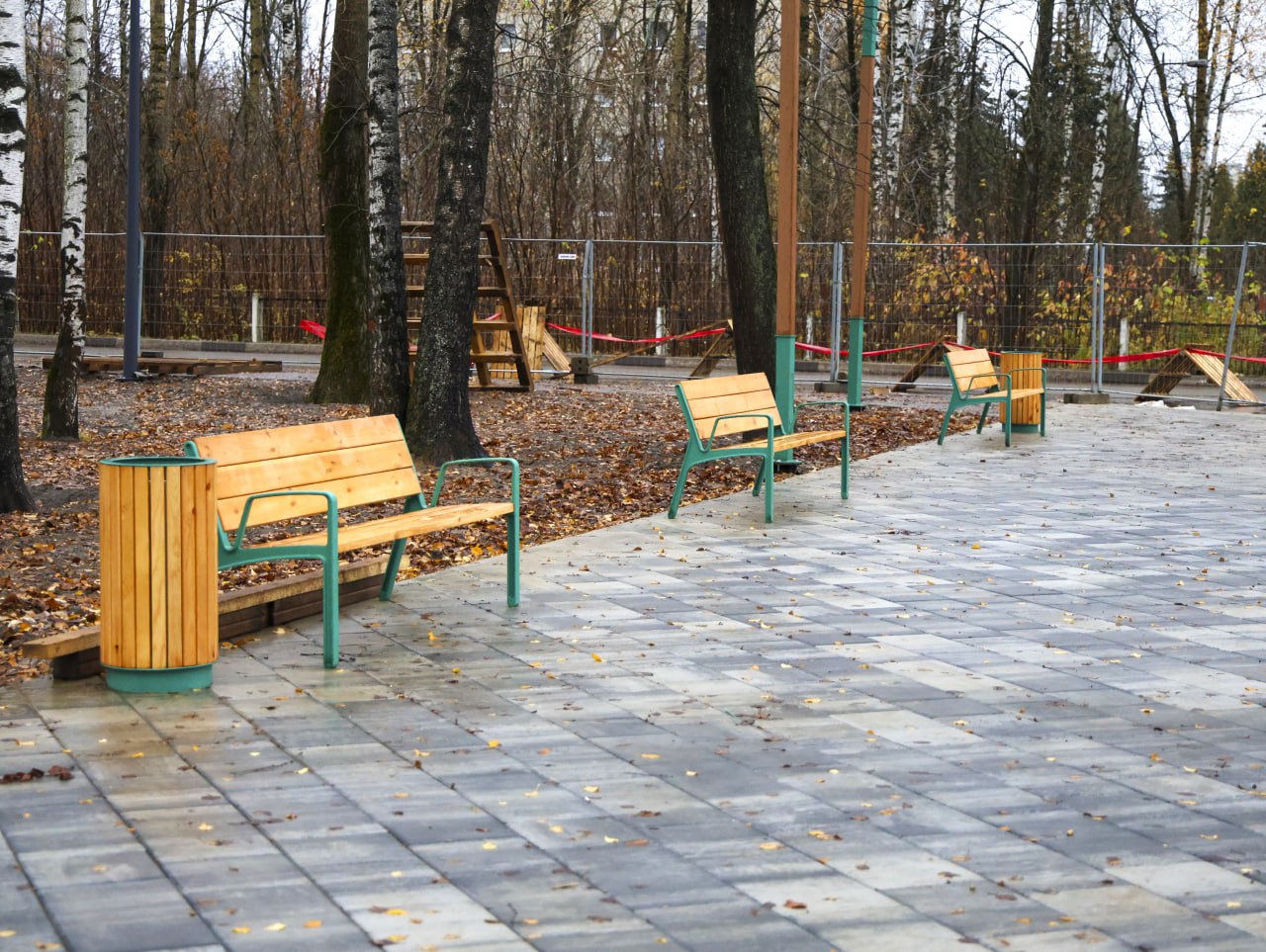 Завершается благоустройство сквера на восточной стороне города Завершается благоустройство сквера на восточной стороне города