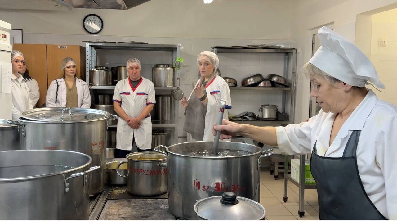 В Реутове для родителей дошкольников провели экскурсию на пищеблок детсада В Реутове для родителей дошкольников провели экскурсию на пищеблок детсада