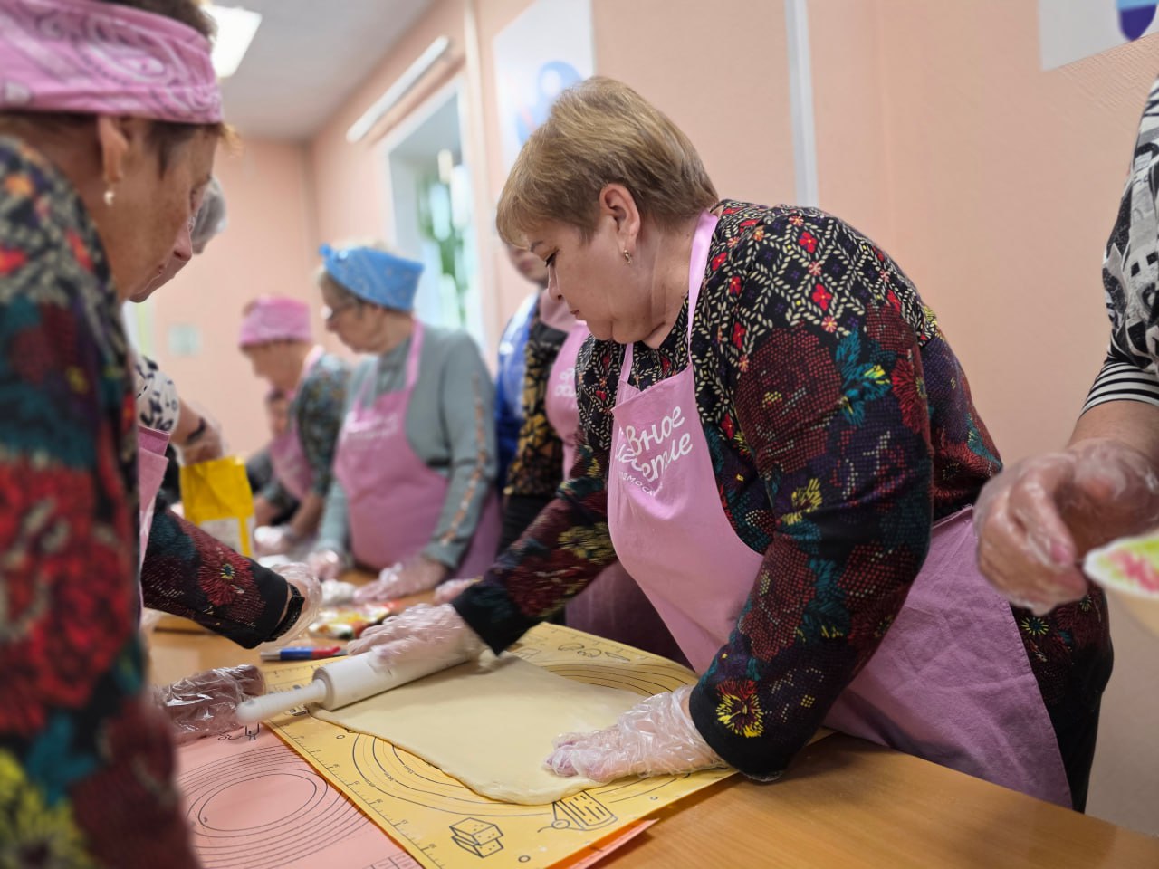 Игорь Сухин: Мастер-класс по душам. Молодогвардейцы и участники клуба «Активное долголетие» объединились, чтобы отметить День бабушек и дедушек Игорь Сухин: Мастер-класс по душам. Молодогвардейцы и участники клуба «Активное долголетие» объединились, чтобы отметить День бабушек и дедушек