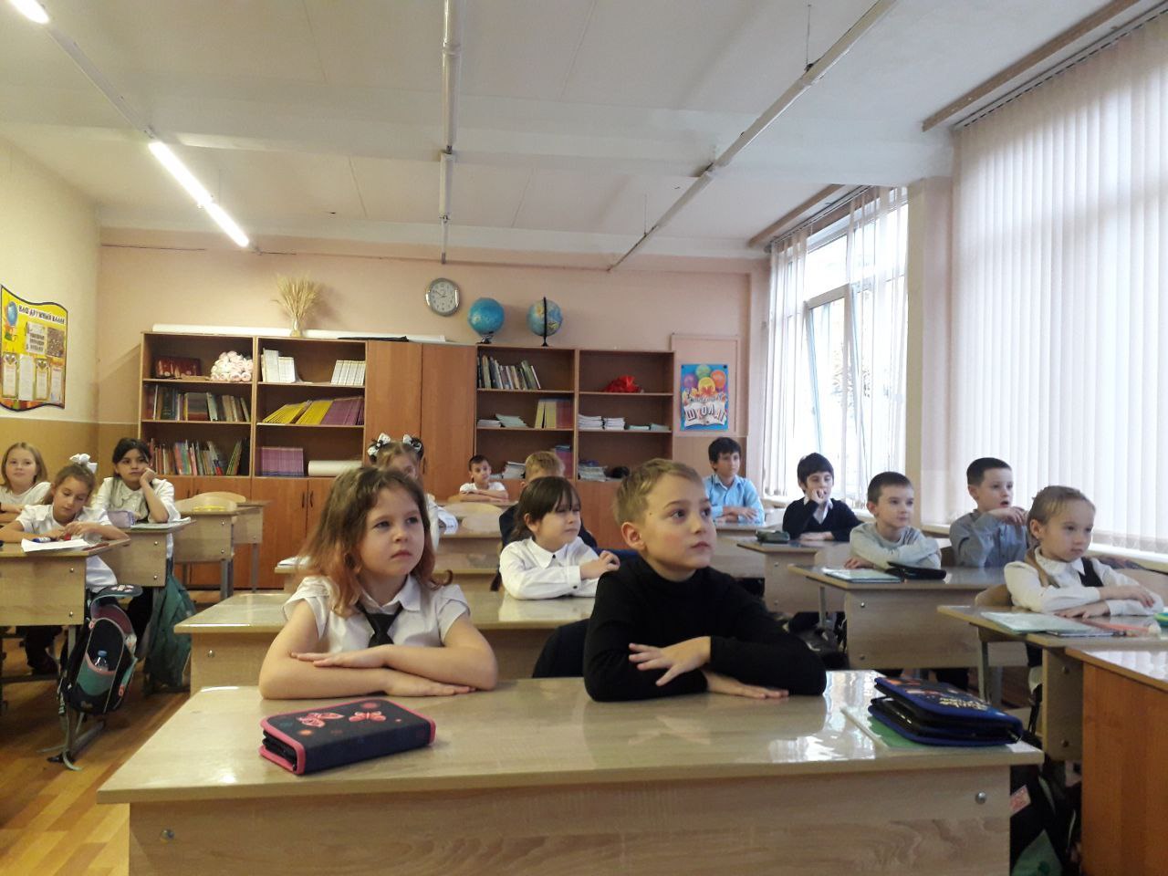 Киноурок. Во 2 б классе состоялся просмотр кинофильма «Честь имею».Сюжет фильма повествует нам об истории мальчишки Гриши, который был родом из небольшой деревни Киноурок. Во 2 б классе состоялся просмотр кинофильма «Честь имею».Сюжет фильма повествует нам об истории мальчишки Гриши, который был родом из небольшой деревни