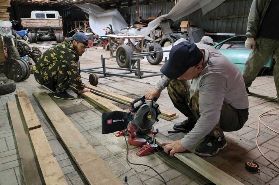 Каширские сварщики изготавливают тележки для эвакуации раненых