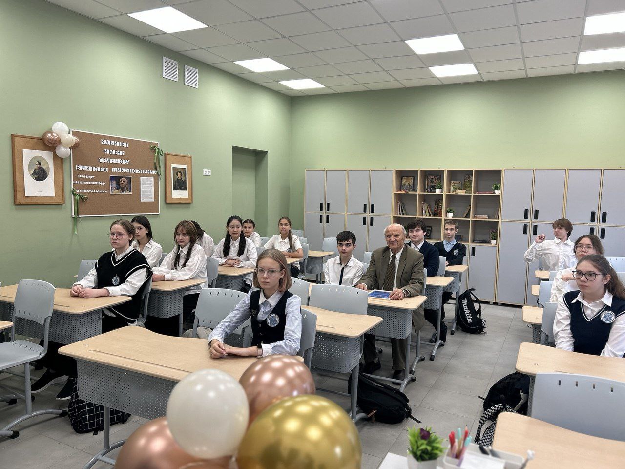 Школьники поздравили легенду отечественного ракетостроения Виктора Семёнова с Днём рождения Школьники поздравили легенду отечественного ракетостроения Виктора Семёнова с Днём рождения