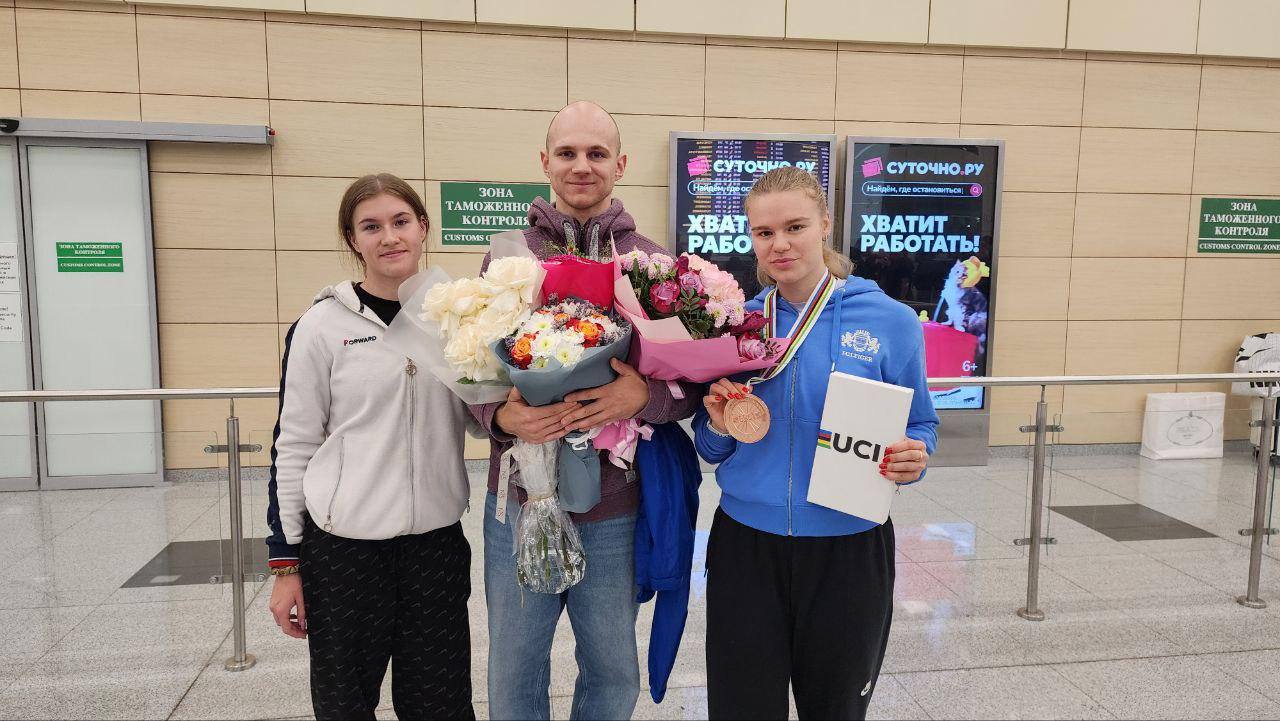 Призёров чемпионата мира по велокроссу встретили караваем в аэропорту Домодедово Призёров чемпионата мира по велокроссу встретили караваем в аэропорту Домодедово