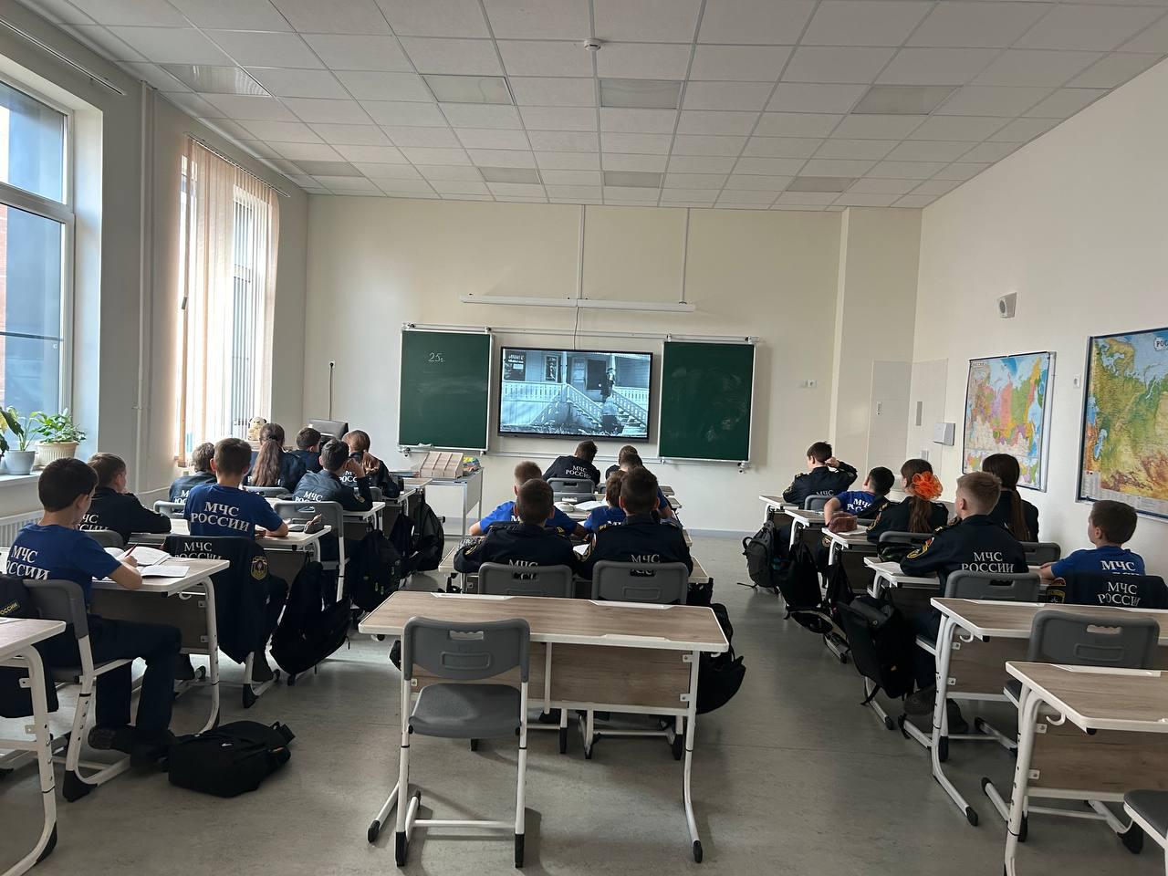 Внимание, внимание!. В 5к киноуроке мы посмотрим замечательный фильм "Тимур и его команда"! Этот фильм расскажет нам о дружбе, смелости и настоящих ценностях, которые объединяют людей! Давайте вместе погрузимся в... Внимание, внимание!. В 5к киноуроке мы посмотрим замечательный фильм "Тимур и его команда"! Этот фильм расскажет нам о дружбе, смелости и настоящих ценностях, которые объединяют людей! Давайте вместе погрузимся в...