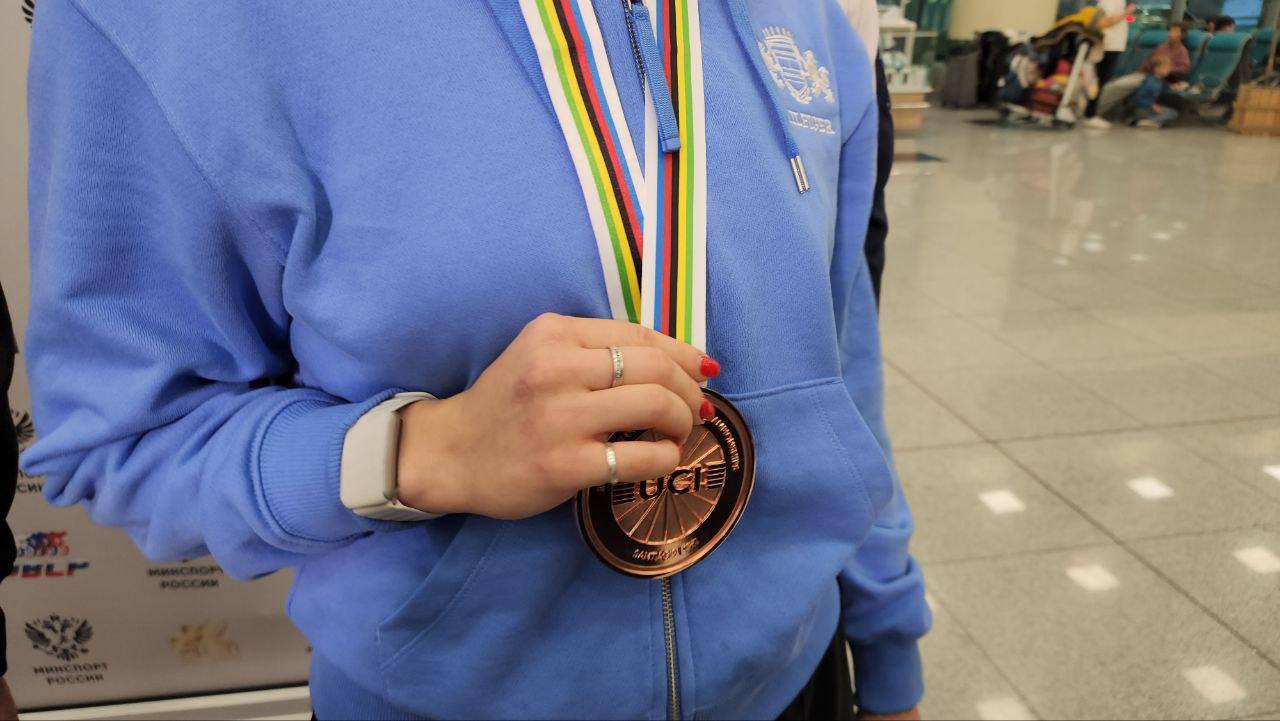 Призёров чемпионата мира по велокроссу встретили караваем в аэропорту Домодедово Призёров чемпионата мира по велокроссу встретили караваем в аэропорту Домодедово