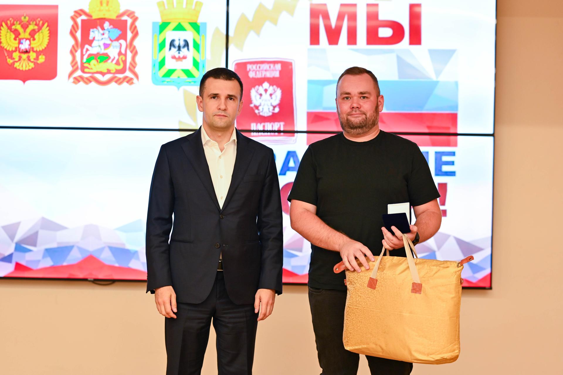 Торжественная церемония вручения ключей от муниципальных квартир состоялась в Центральной библиотеке Ленинского городского округа Торжественная церемония вручения ключей от муниципальных квартир состоялась в Центральной библиотеке Ленинского городского округа