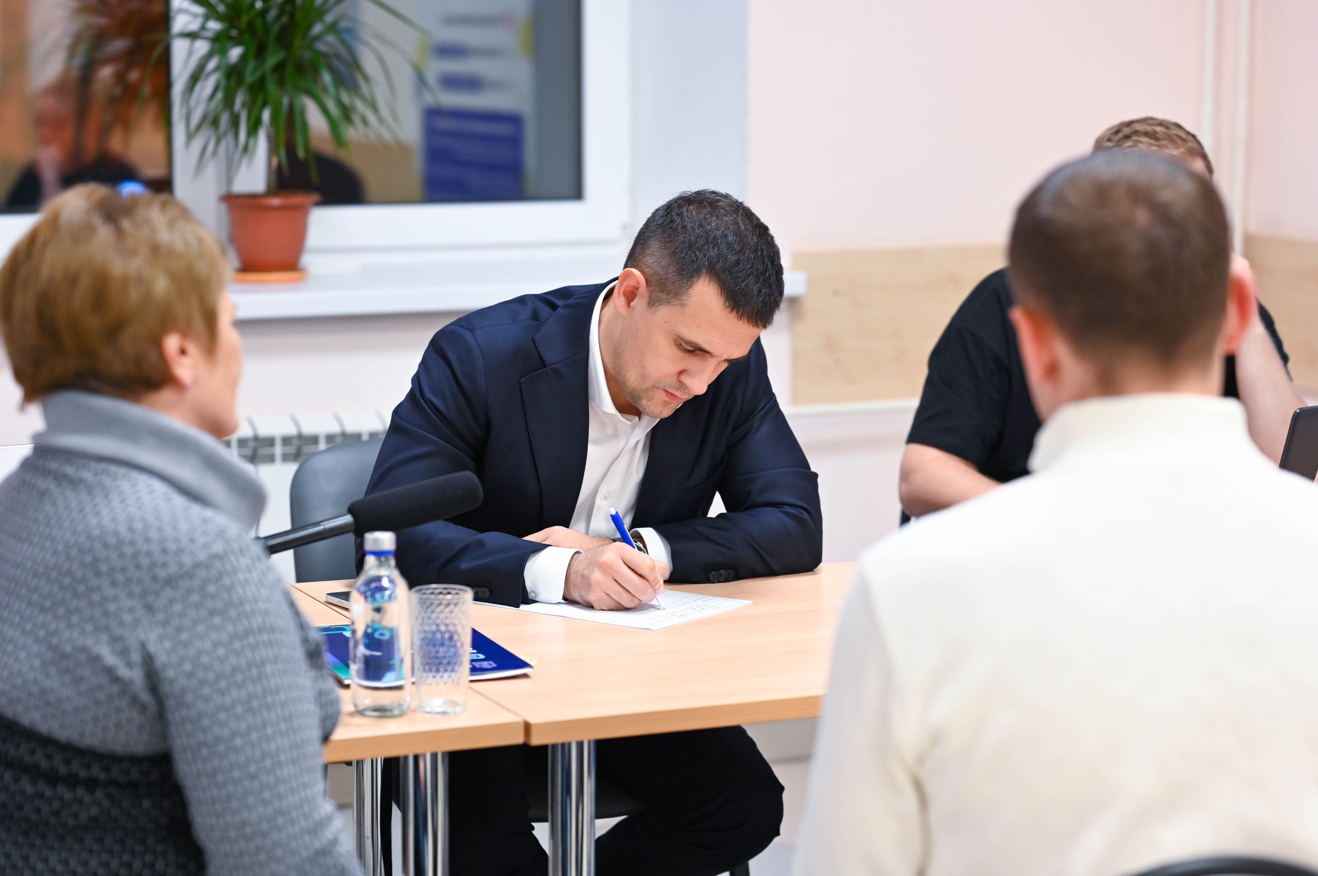 В Володарской школе состоялась очередная встреча в формате «выездной администрации», в которой приняли участие глава Ленинского округа Станислав Каторов, его заместители, руководители профильных управлений администрации... В Володарской школе состоялась очередная встреча в формате «выездной администрации», в которой приняли участие глава Ленинского округа Станислав Каторов, его заместители, руководители профильных управлений администрации...