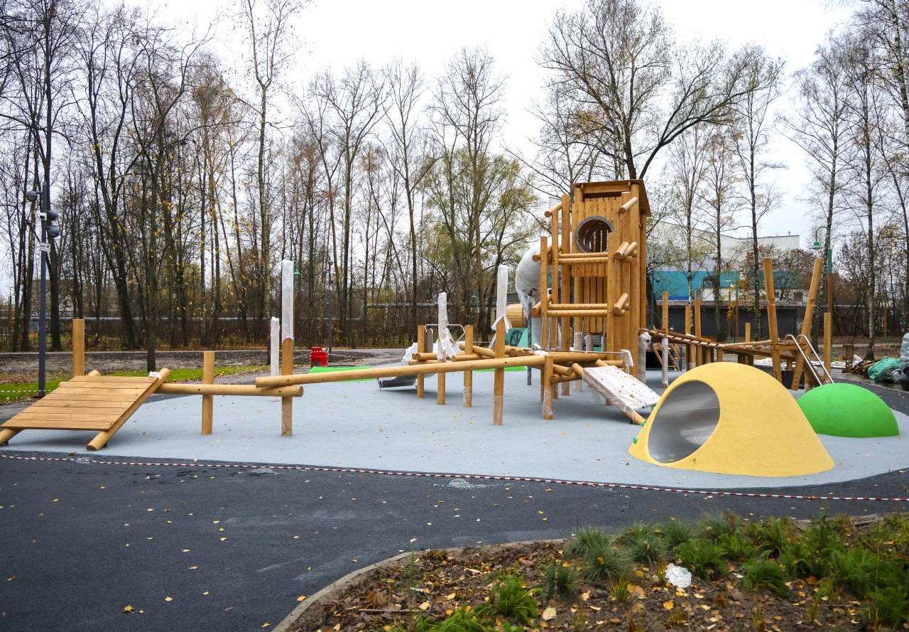 Завершается благоустройство сквера на восточной стороне города Завершается благоустройство сквера на восточной стороне города