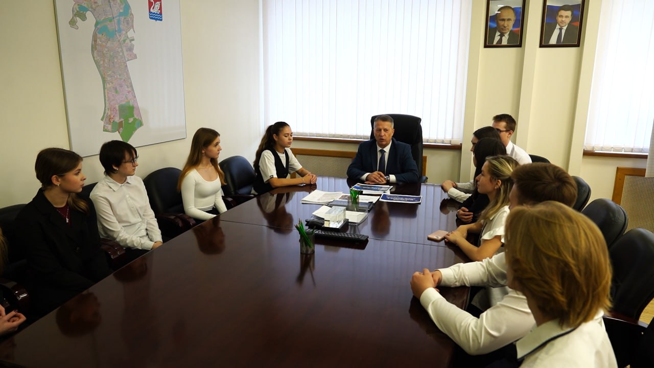 Школьники Долгопрудного примерили на себя роль госслужащих Школьники Долгопрудного примерили на себя роль госслужащих