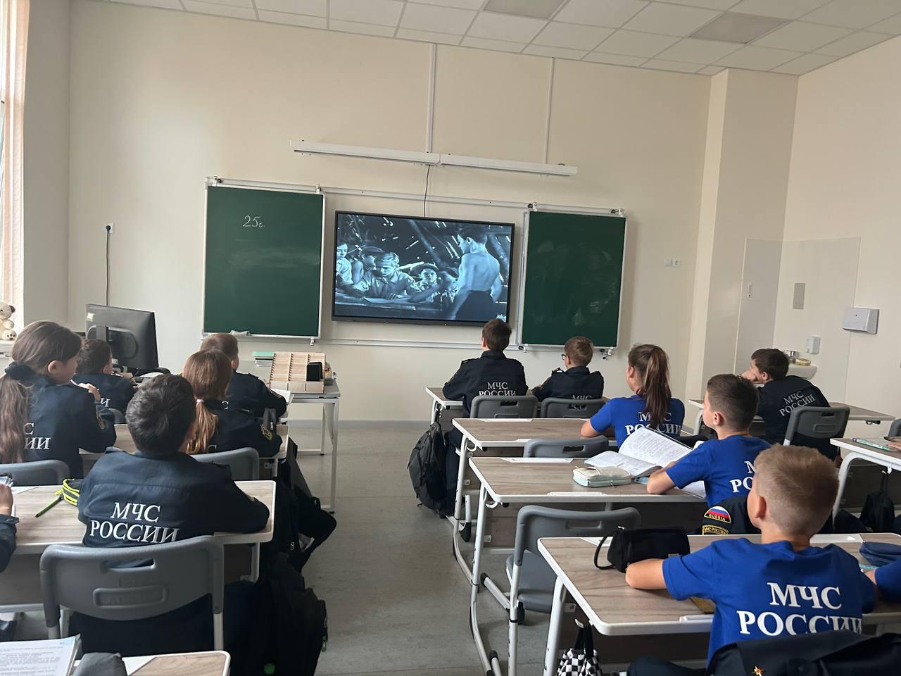 Внимание, внимание!. В 5к киноуроке мы посмотрим замечательный фильм "Тимур и его команда"! Этот фильм расскажет нам о дружбе, смелости и настоящих ценностях, которые объединяют людей! Давайте вместе погрузимся в... Внимание, внимание!. В 5к киноуроке мы посмотрим замечательный фильм "Тимур и его команда"! Этот фильм расскажет нам о дружбе, смелости и настоящих ценностях, которые объединяют людей! Давайте вместе погрузимся в...