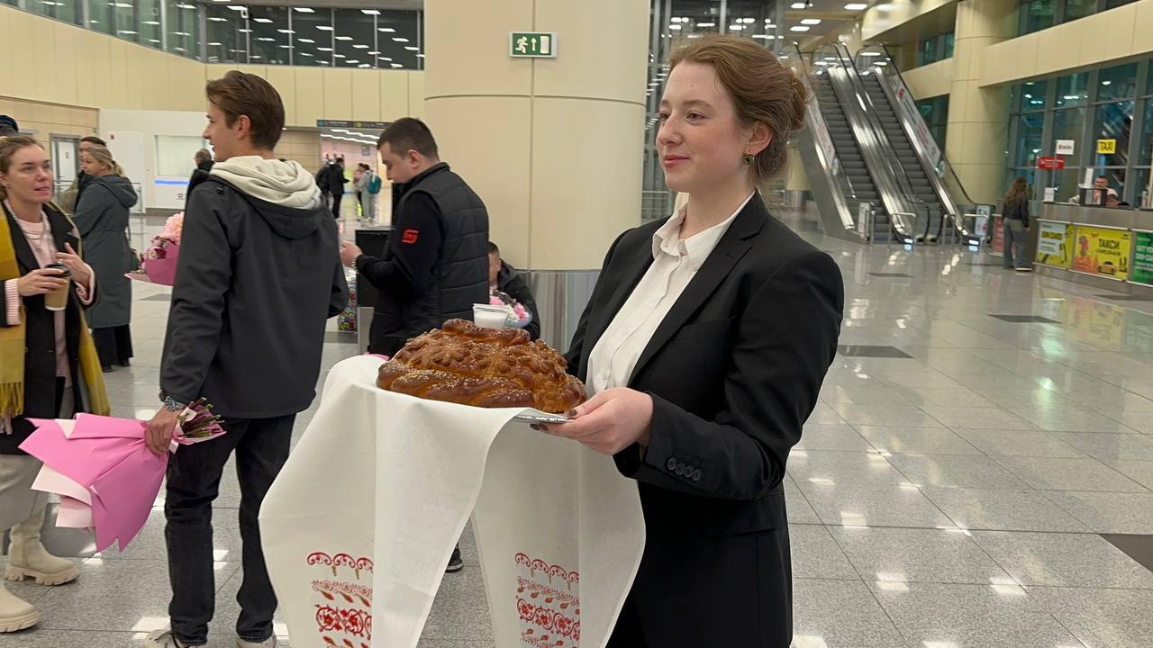 Призёров чемпионата мира по велокроссу встретили караваем в аэропорту Домодедово Призёров чемпионата мира по велокроссу встретили караваем в аэропорту Домодедово