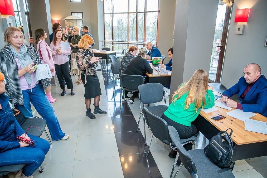 Андрей Иванов: Провёл личный приём в рамках «Выездной администрации» в Звенигороде — на площадке Культурного центра им. Любови Орловой. Обсудили обращения жителей по самым разным темам — от благоустройства до подготовки... Андрей Иванов: Провёл личный приём в рамках «Выездной администрации» в Звенигороде — на площадке Культурного центра им. Любови Орловой. Обсудили обращения жителей по самым разным темам — от благоустройства до подготовки...