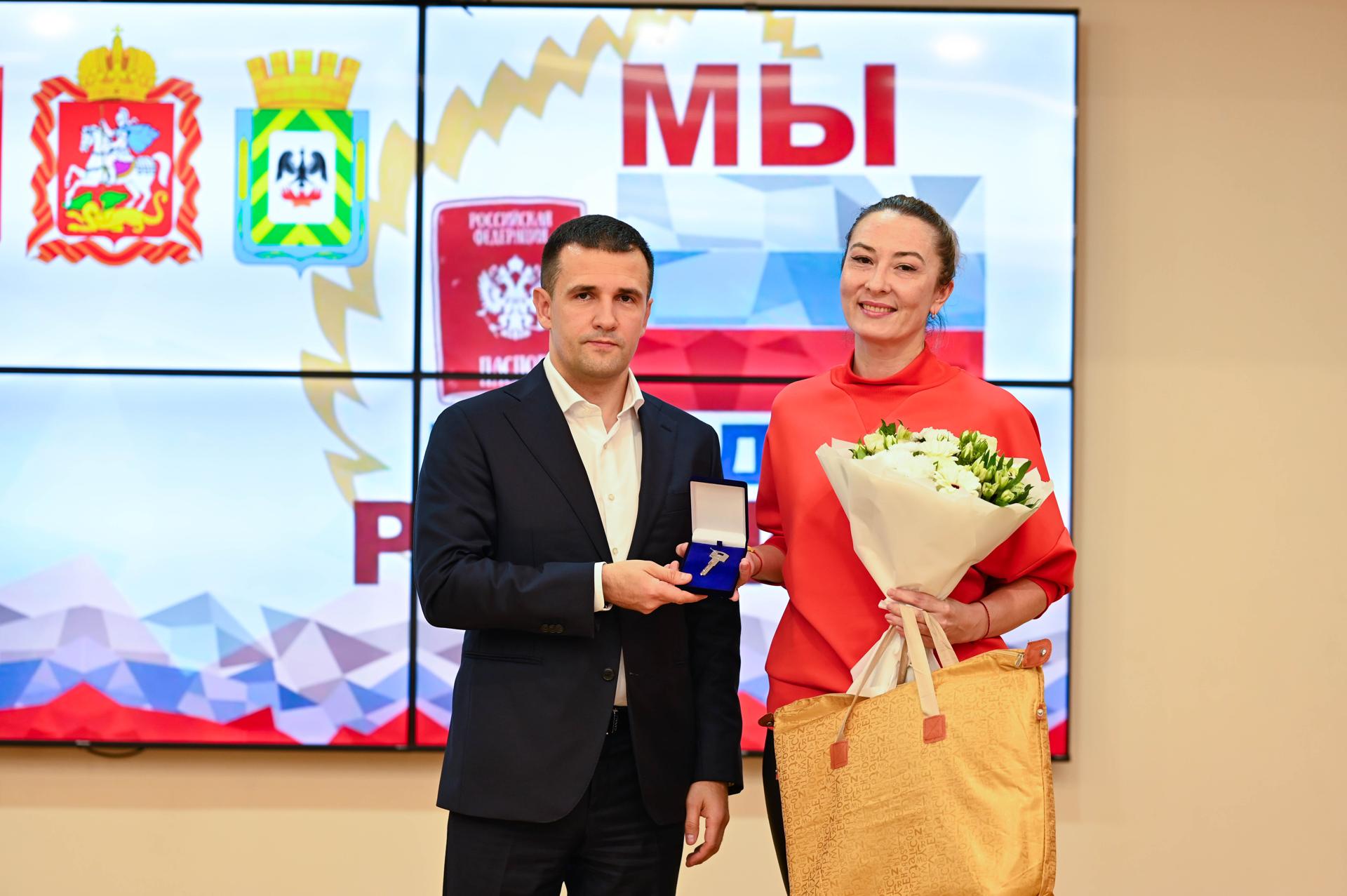 Торжественная церемония вручения ключей от муниципальных квартир состоялась в Центральной библиотеке Ленинского городского округа Торжественная церемония вручения ключей от муниципальных квартир состоялась в Центральной библиотеке Ленинского городского округа