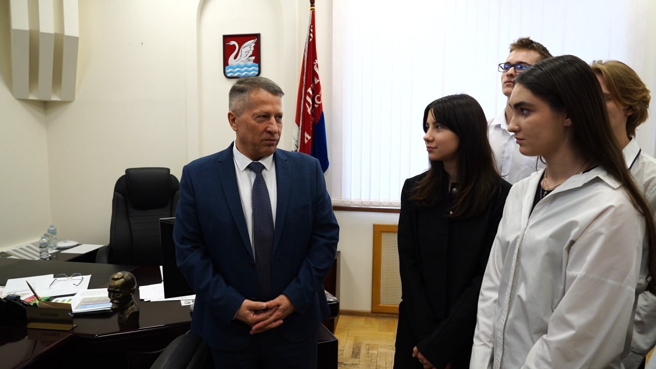 Школьники Долгопрудного примерили на себя роль госслужащих Школьники Долгопрудного примерили на себя роль госслужащих