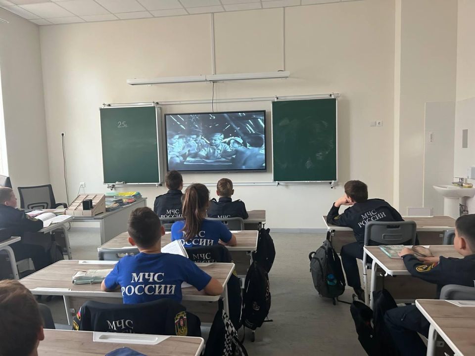 Внимание, внимание!. В 5к киноуроке мы посмотрим замечательный фильм "Тимур и его команда"! Этот фильм расскажет нам о дружбе, смелости и настоящих ценностях, которые объединяют людей! Давайте вместе погрузимся в...