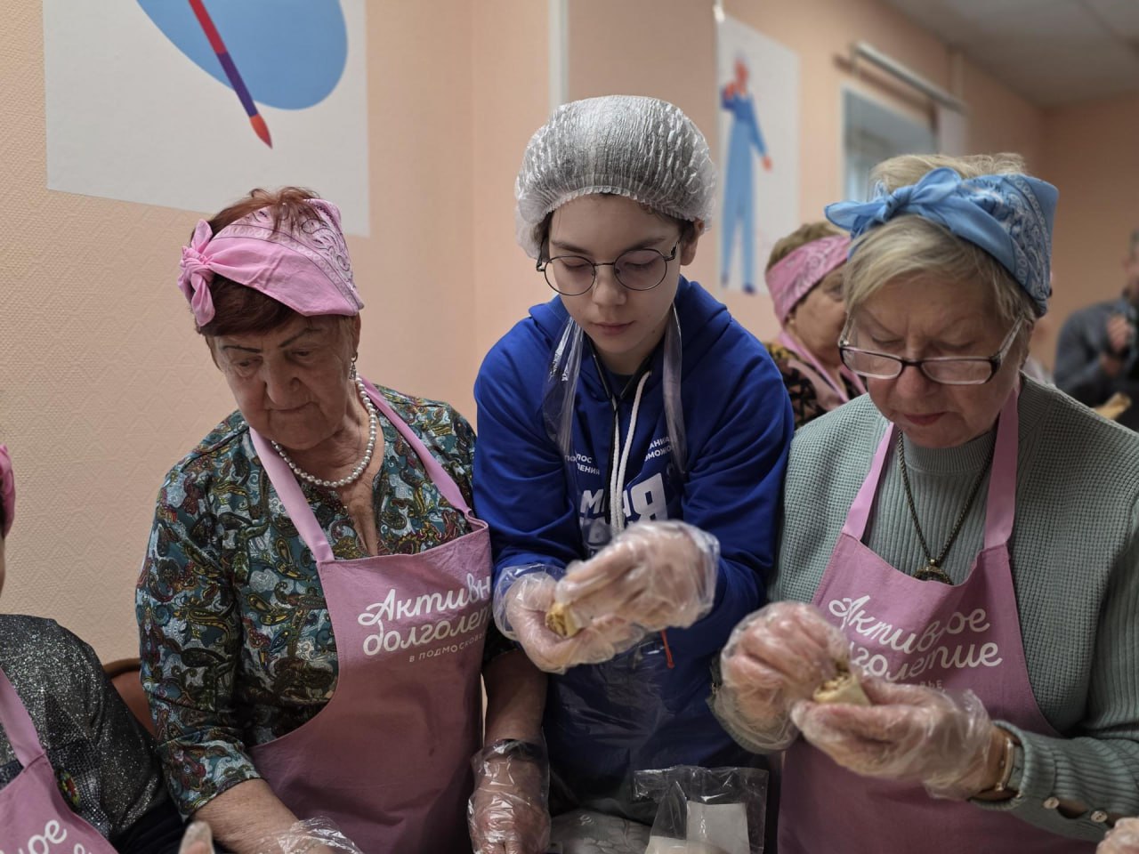 28 октября, в День бабушек и дедушек, активисты «Молодой Гвардии» Богородского округа провели для участников проекта «Активное долголетие» праздничную акцию, объединившую кулинарный мастер-класс и урок цифровой грамотности 28 октября, в День бабушек и дедушек, активисты «Молодой Гвардии» Богородского округа провели для участников проекта «Активное долголетие» праздничную акцию, объединившую кулинарный мастер-класс и урок цифровой грамотности