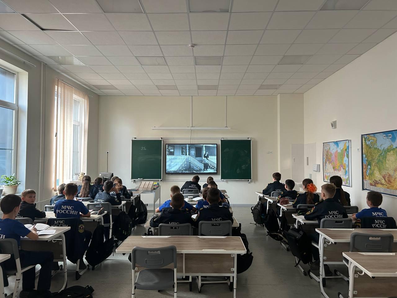 Внимание, внимание!. В 5к киноуроке мы посмотрим замечательный фильм "Тимур и его команда"! Этот фильм расскажет нам о дружбе, смелости и настоящих ценностях, которые объединяют людей! Давайте вместе погрузимся в... Внимание, внимание!. В 5к киноуроке мы посмотрим замечательный фильм "Тимур и его команда"! Этот фильм расскажет нам о дружбе, смелости и настоящих ценностях, которые объединяют людей! Давайте вместе погрузимся в...