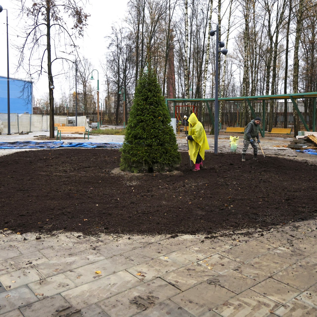 Завершается благоустройство сквера на восточной стороне города Завершается благоустройство сквера на восточной стороне города