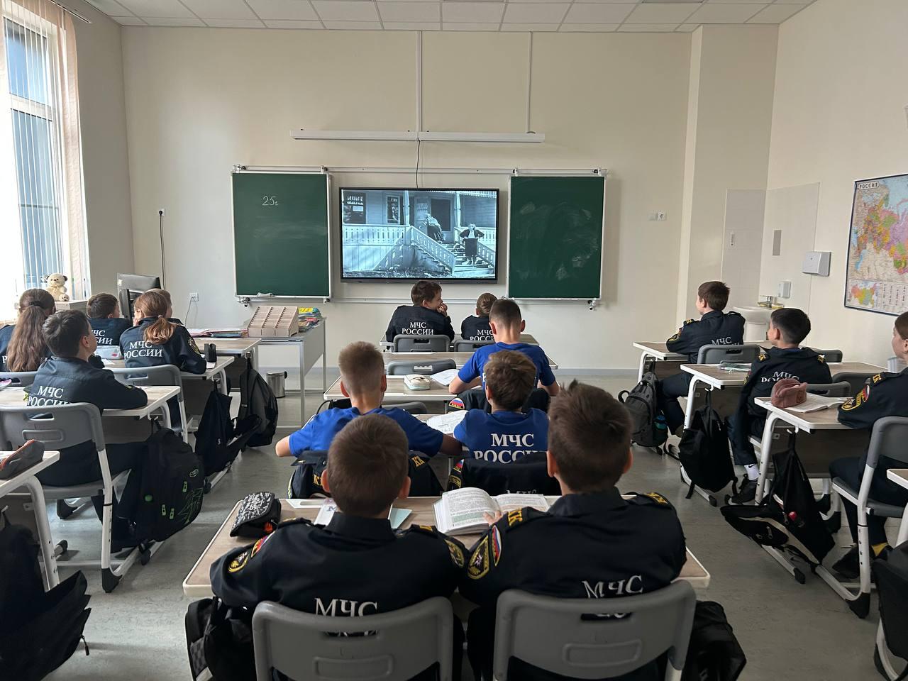 Внимание, внимание!. В 5к киноуроке мы посмотрим замечательный фильм "Тимур и его команда"! Этот фильм расскажет нам о дружбе, смелости и настоящих ценностях, которые объединяют людей! Давайте вместе погрузимся в... Внимание, внимание!. В 5к киноуроке мы посмотрим замечательный фильм "Тимур и его команда"! Этот фильм расскажет нам о дружбе, смелости и настоящих ценностях, которые объединяют людей! Давайте вместе погрузимся в...