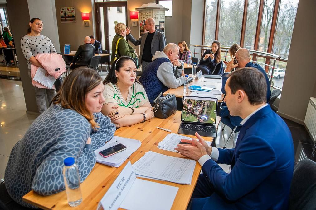 Андрей Иванов: Провёл личный приём в рамках «Выездной администрации» в Звенигороде — на площадке Культурного центра им. Любови Орловой. Обсудили обращения жителей по самым разным темам — от благоустройства до подготовки... Андрей Иванов: Провёл личный приём в рамках «Выездной администрации» в Звенигороде — на площадке Культурного центра им. Любови Орловой. Обсудили обращения жителей по самым разным темам — от благоустройства до подготовки...