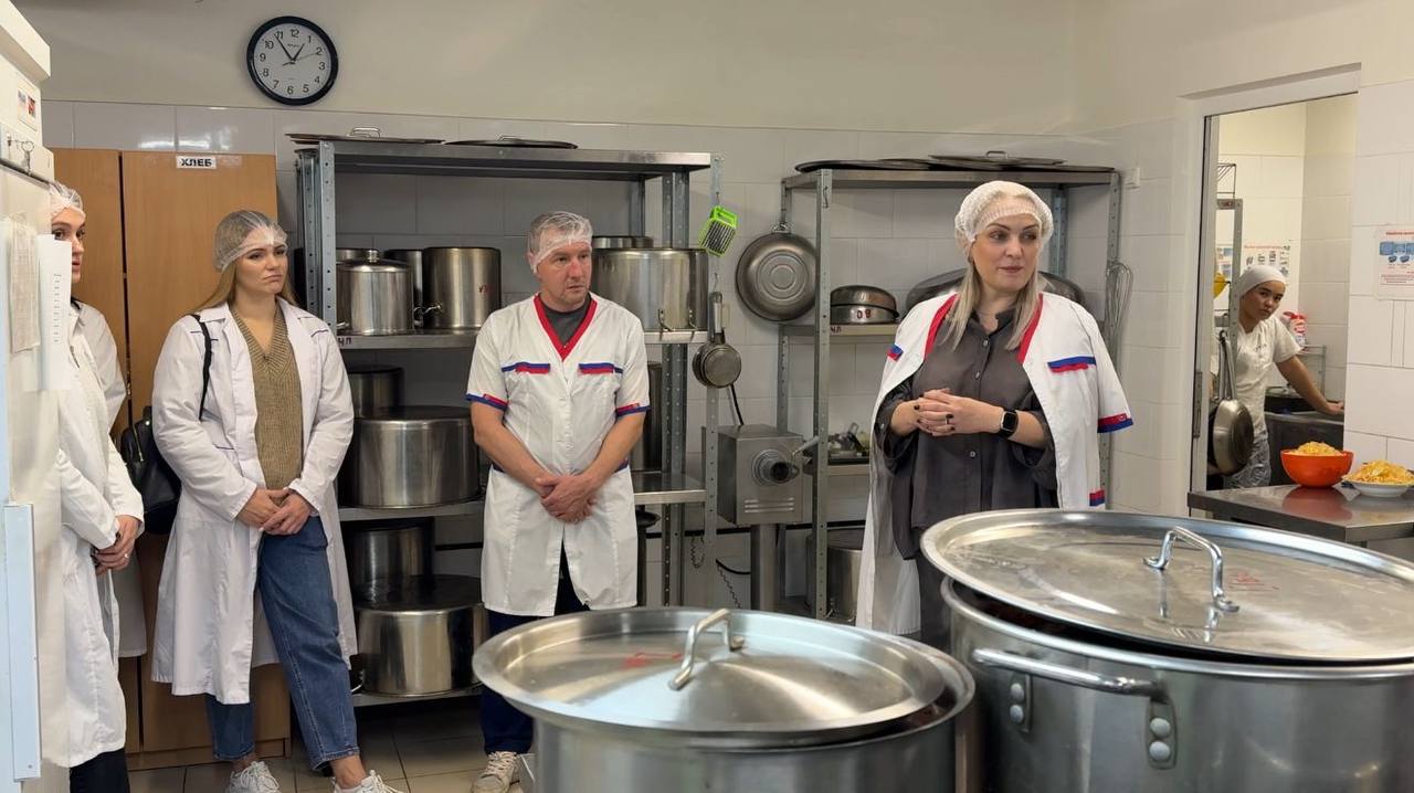 В Реутове для родителей дошкольников провели экскурсию на пищеблок детсада