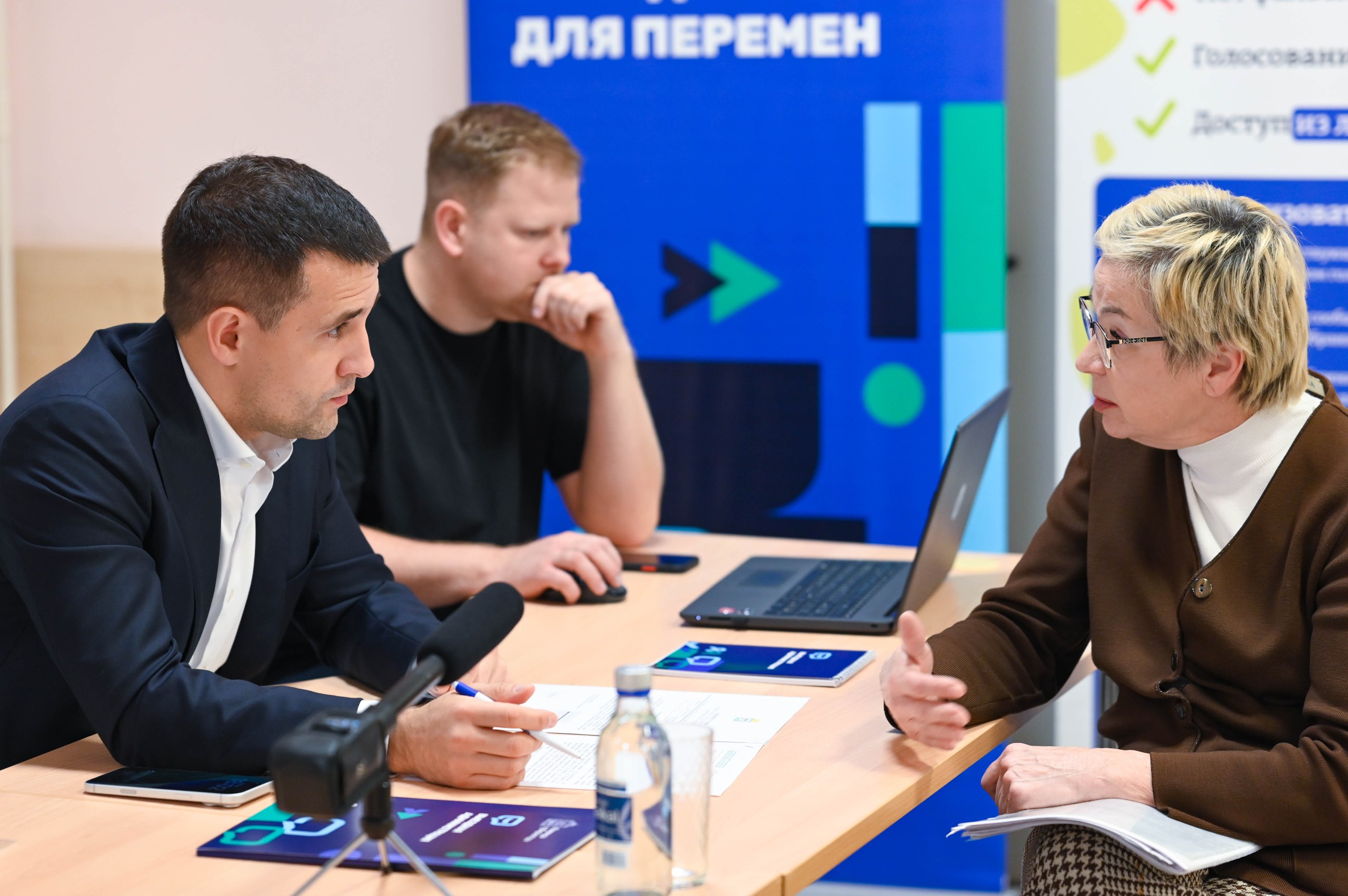 В Володарской школе состоялась очередная встреча в формате «выездной администрации», в которой приняли участие глава Ленинского округа Станислав Каторов, его заместители, руководители профильных управлений администрации... В Володарской школе состоялась очередная встреча в формате «выездной администрации», в которой приняли участие глава Ленинского округа Станислав Каторов, его заместители, руководители профильных управлений администрации...