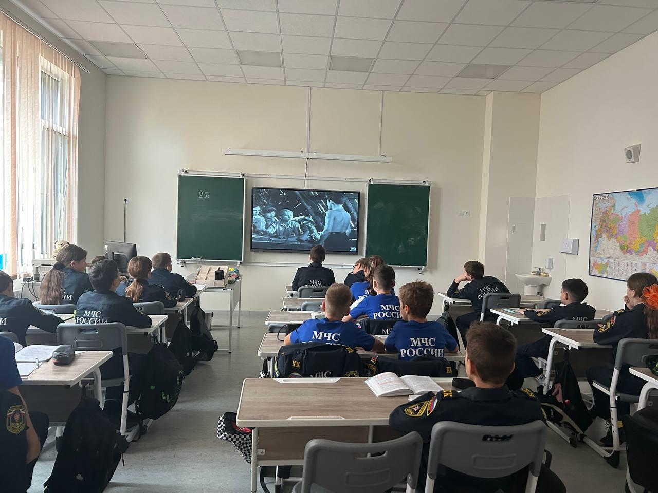 Внимание, внимание!. В 5к киноуроке мы посмотрим замечательный фильм "Тимур и его команда"! Этот фильм расскажет нам о дружбе, смелости и настоящих ценностях, которые объединяют людей! Давайте вместе погрузимся в... Внимание, внимание!. В 5к киноуроке мы посмотрим замечательный фильм "Тимур и его команда"! Этот фильм расскажет нам о дружбе, смелости и настоящих ценностях, которые объединяют людей! Давайте вместе погрузимся в...