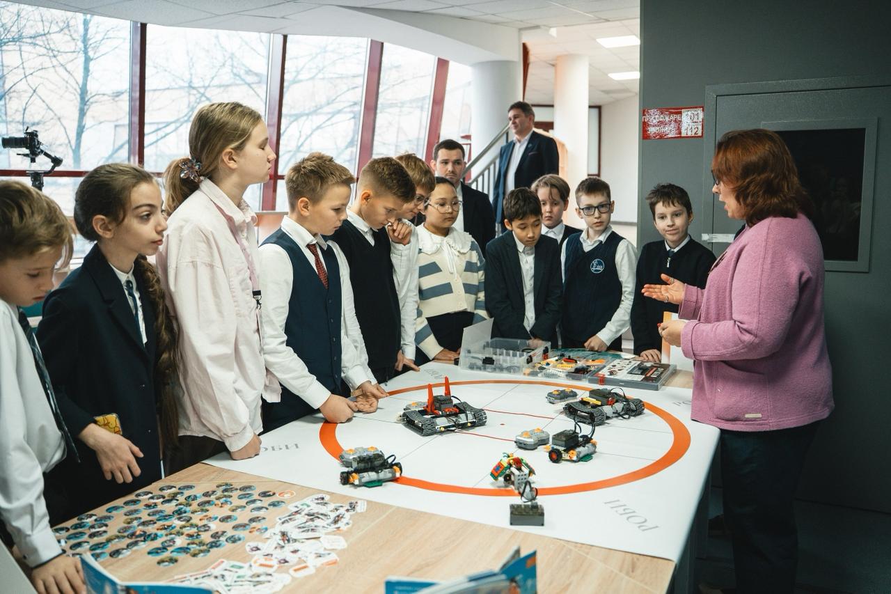 Роботы — детям. Сегодня, в канун Дня инженера, «Новые люди» провели в Москве и Подмосковье первые «Робоуроки» для школьников Роботы — детям. Сегодня, в канун Дня инженера, «Новые люди» провели в Москве и Подмосковье первые «Робоуроки» для школьников
