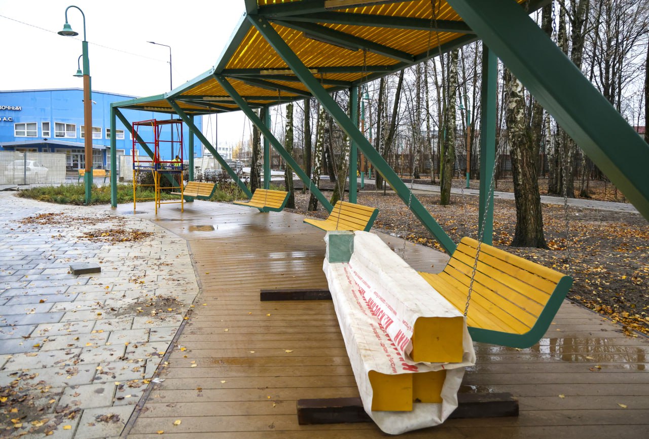 Завершается благоустройство сквера на восточной стороне города Завершается благоустройство сквера на восточной стороне города