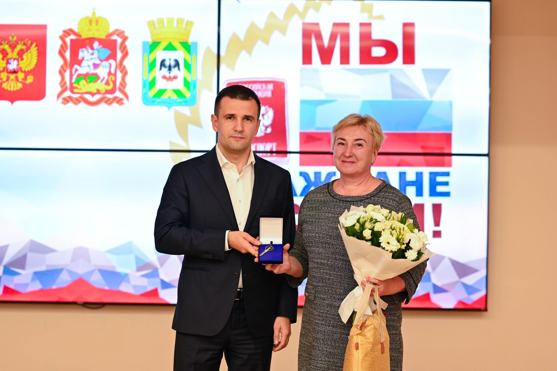 Торжественная церемония вручения ключей от муниципальных квартир состоялась в Центральной библиотеке Ленинского городского округа Торжественная церемония вручения ключей от муниципальных квартир состоялась в Центральной библиотеке Ленинского городского округа