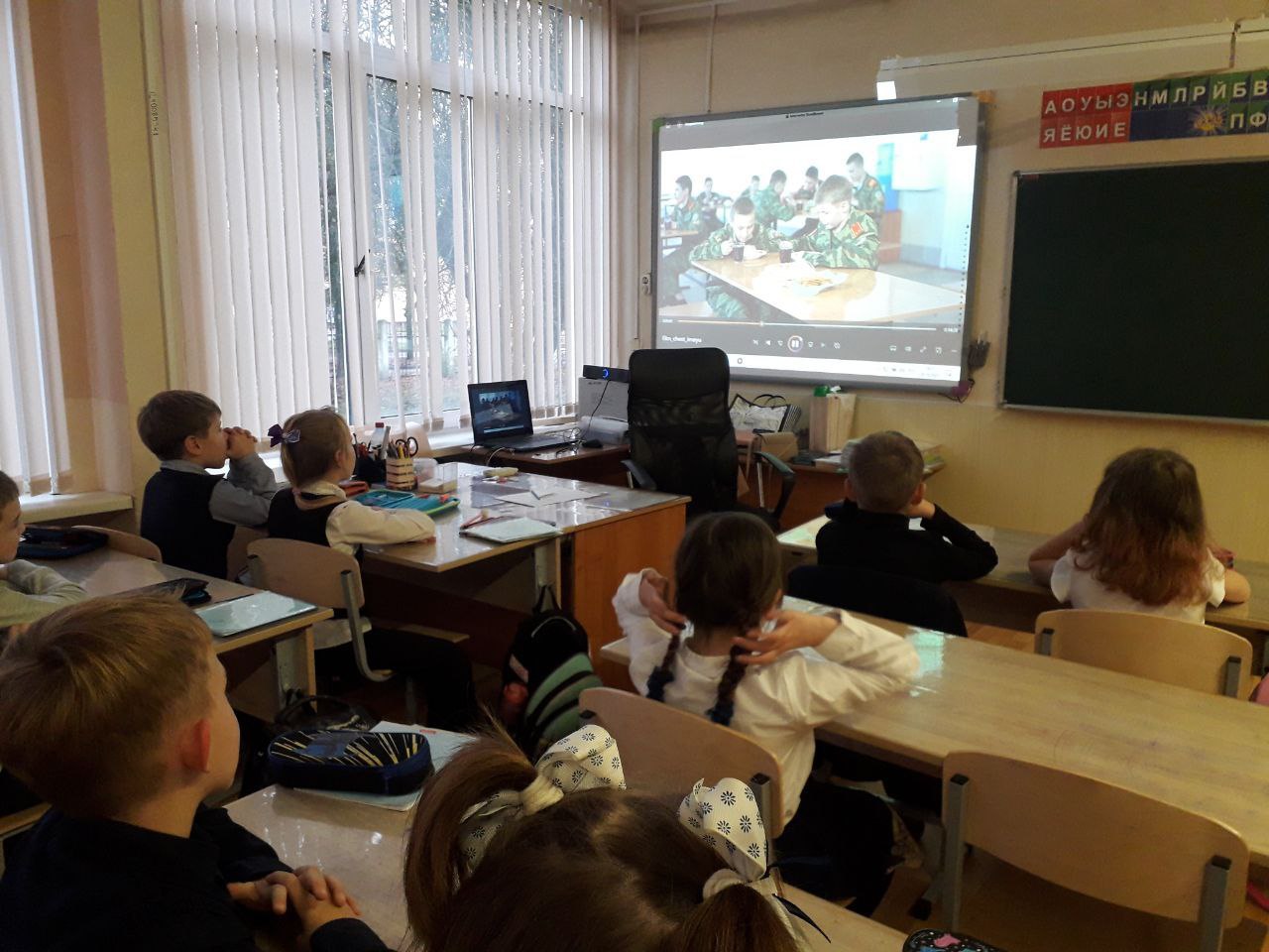 Киноурок. Во 2 б классе состоялся просмотр кинофильма «Честь имею».Сюжет фильма повествует нам об истории мальчишки Гриши, который был родом из небольшой деревни Киноурок. Во 2 б классе состоялся просмотр кинофильма «Честь имею».Сюжет фильма повествует нам об истории мальчишки Гриши, который был родом из небольшой деревни