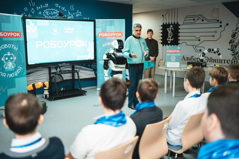 Роботы — детям. Сегодня, в канун Дня инженера, «Новые люди» провели в Москве и Подмосковье первые «Робоуроки» для школьников