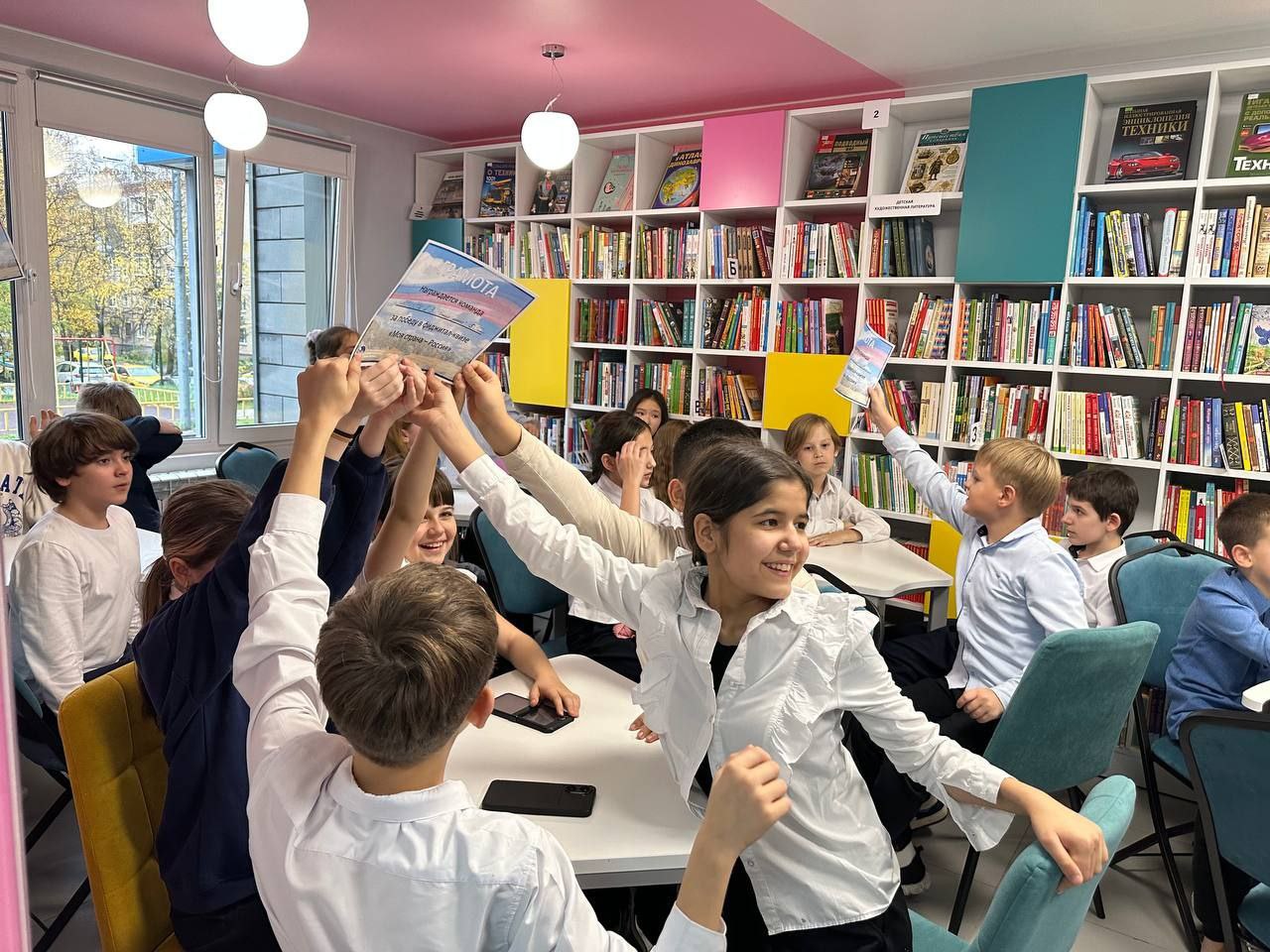 В библиотеке №8 прошел увлекательный первый фиджитал-квиз «Россия — моя страна», приуроченный ко Дню народного единства В библиотеке №8 прошел увлекательный первый фиджитал-квиз «Россия — моя страна», приуроченный ко Дню народного единства