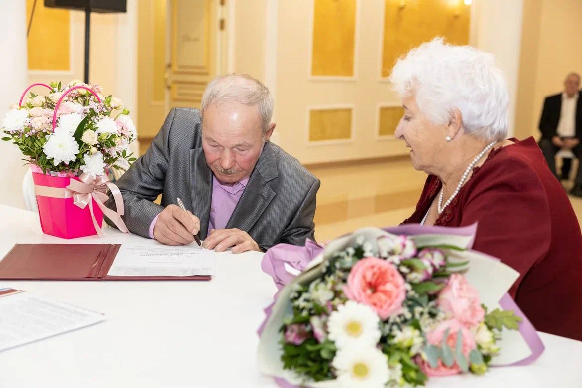 Полвека рядом. Это мы о супружеских парах, которых сегодня чествовали в Орехово-Зуевском ЗАГСе! 50, 55 и 60 лет совместной жизни — за эти годы они прошли вместе долгий путь — от первой встречи и юной влюблённости до мудрой... Полвека рядом. Это мы о супружеских парах, которых сегодня чествовали в Орехово-Зуевском ЗАГСе! 50, 55 и 60 лет совместной жизни — за эти годы они прошли вместе долгий путь — от первой встречи и юной влюблённости до мудрой...