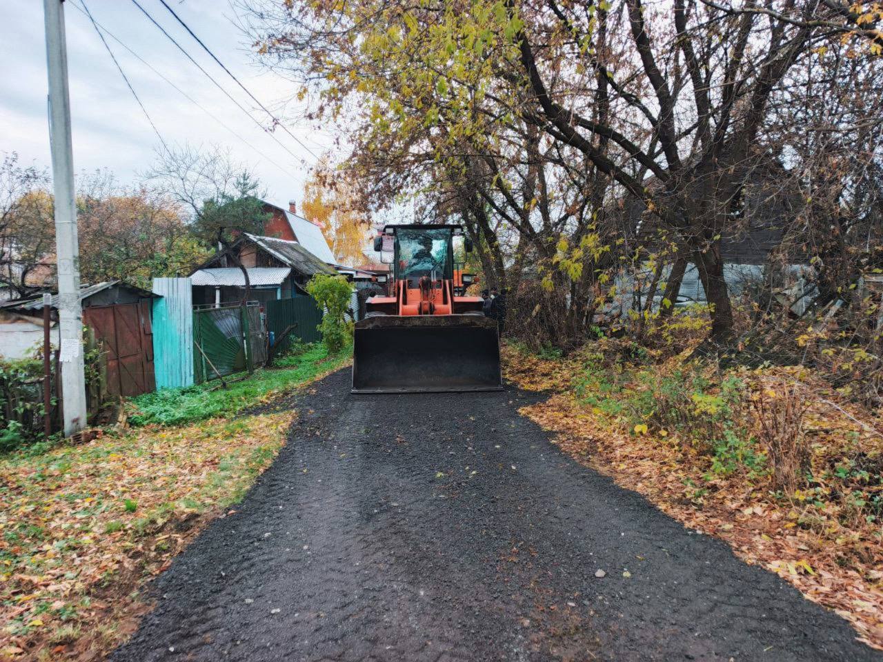 Подсыпку трех участков дорог по просьбам жителей выполнили в поселках Люберец Подсыпку трех участков дорог по просьбам жителей выполнили в поселках Люберец