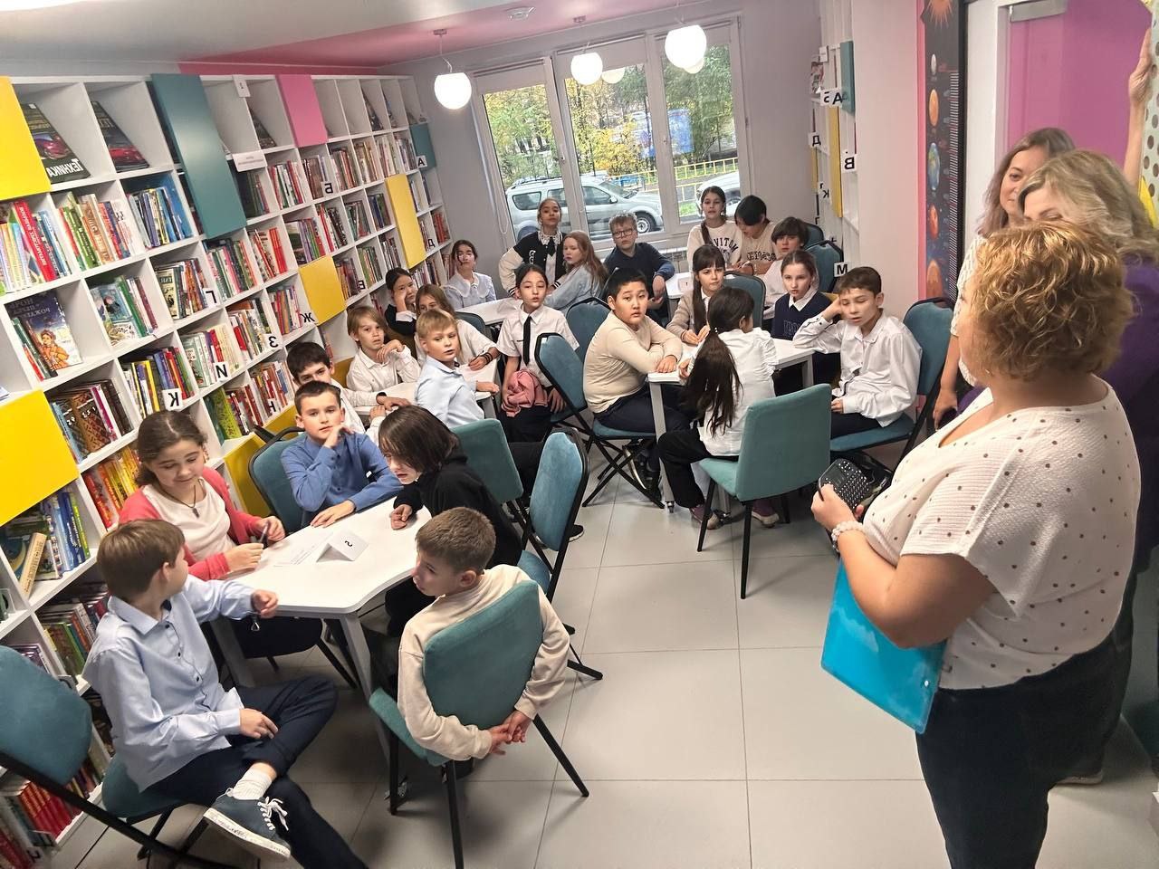 В библиотеке №8 прошел увлекательный первый фиджитал-квиз «Россия — моя страна», приуроченный ко Дню народного единства